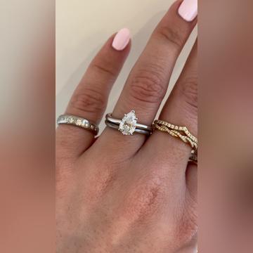 Dionne-1ctPear-18kWhiteGold-Flora