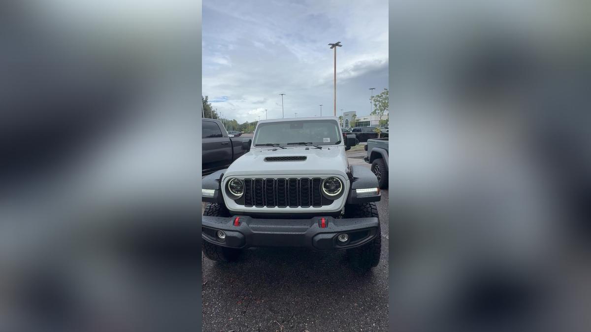 David's video 2025 Gladiator Mojave by Carla @ Airport CDJR