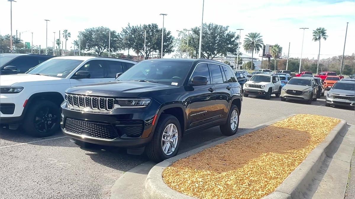 Demetrius's Grand Cherokee lot video by Walter/ Airport CDJ 407-541-6200