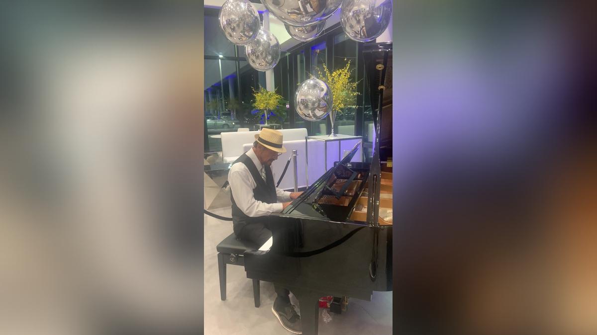 Pianist E.E.