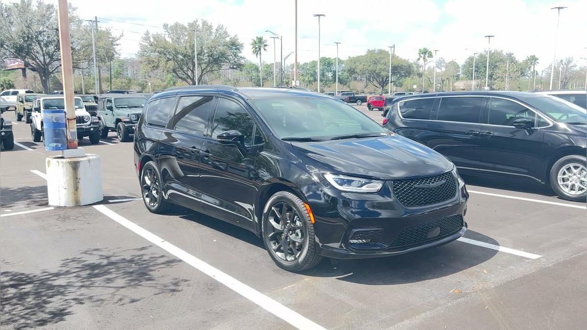 Carlos's Chrysler Pacifica lot video by Walter/ Airport CDJ 407-541-6200