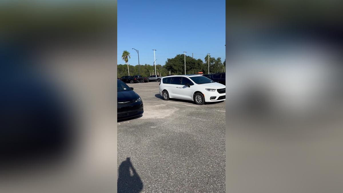 Edward's video 2026 Chrysler Pacifica Limited by Carla @ Airport CDJR