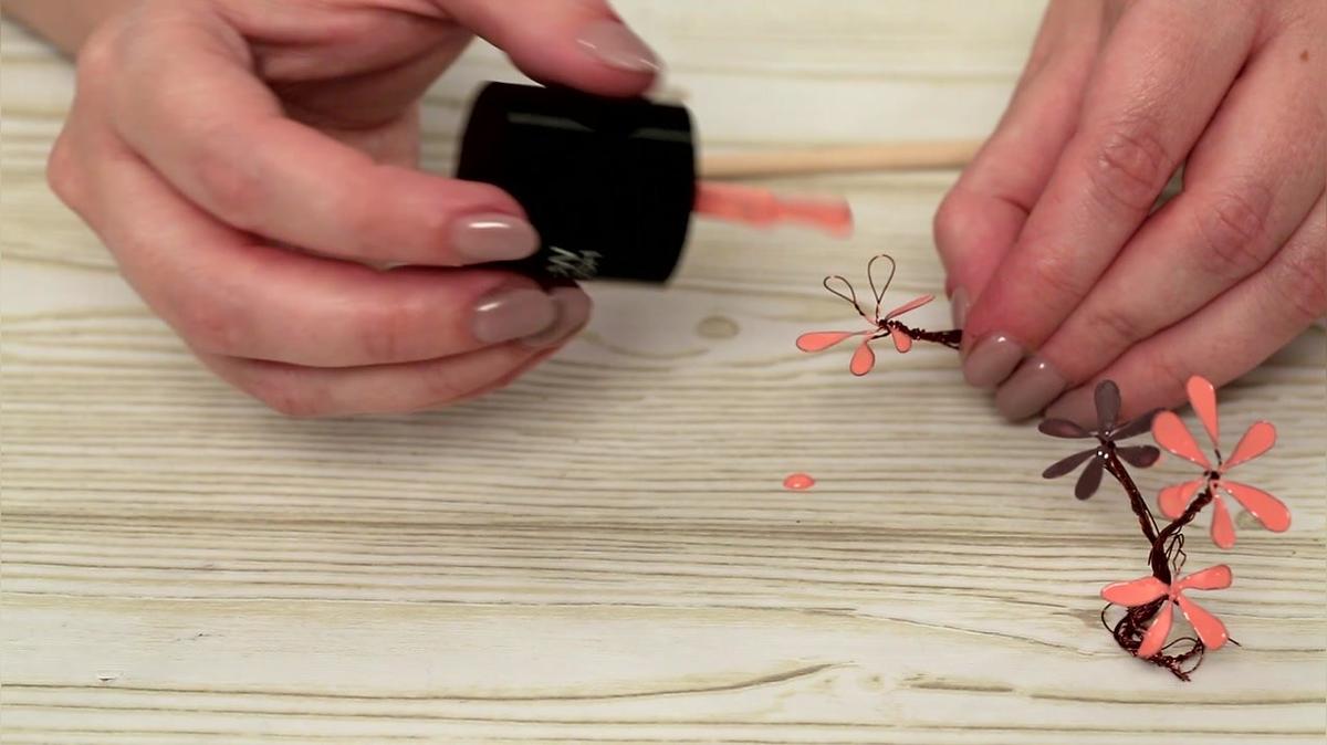 Hack: Blüten aus Draht und Nagellack