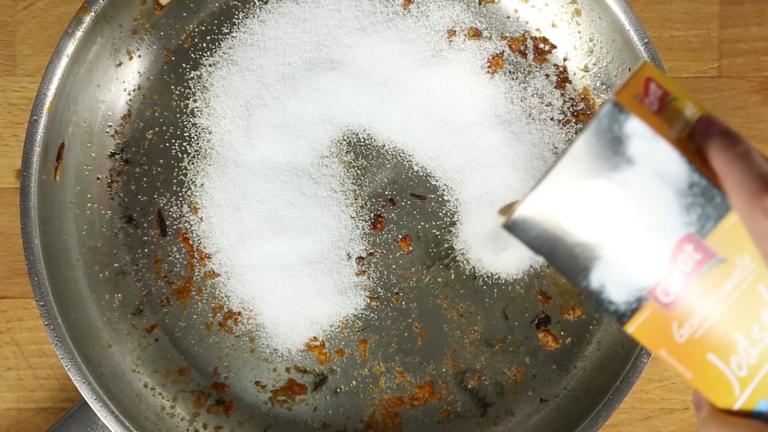 Kitchen-Hack: So glänzt deine Pfanne wieder wie neu