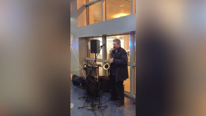 Breezin&#39; Saxophonist.mp4