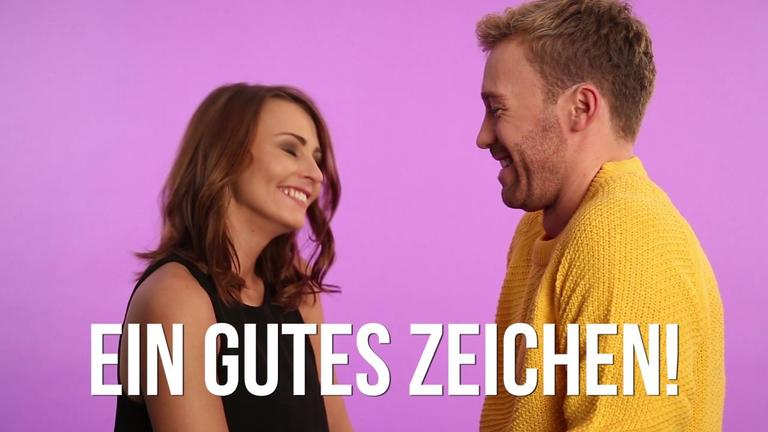5 unbewusste Gesten mit denen er verrät, ob er verliebt ist