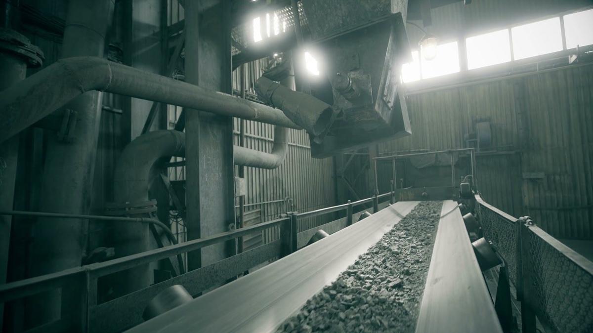 move on conveyor in modern processing plant