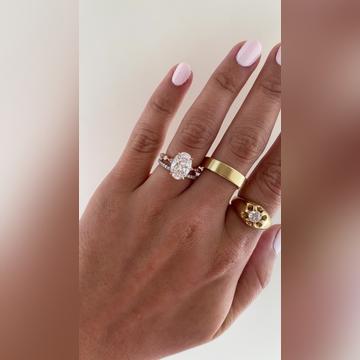 Cassidy-2.5ctOval-Bella