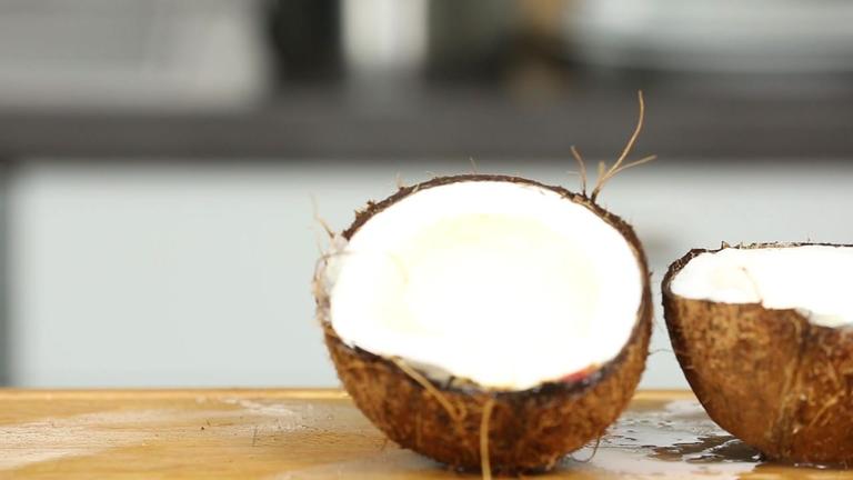 Kitchen-Hack: Kokosnuss knacken leicht gemacht