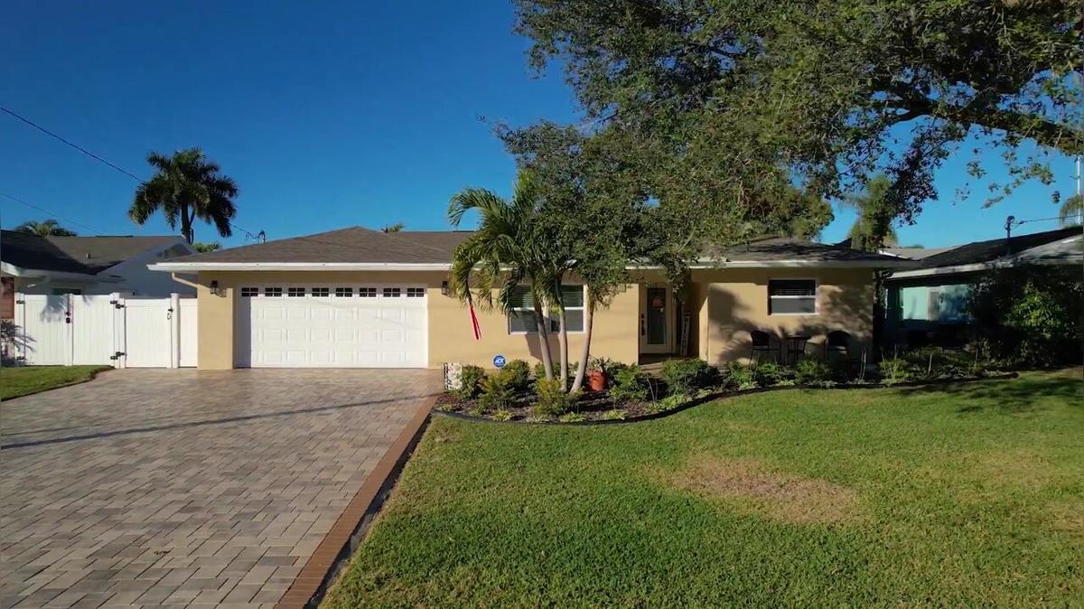 335 Crosswinds Dr, Palm Harbor, FL 34683_Agent-on-camera_2nd-edit