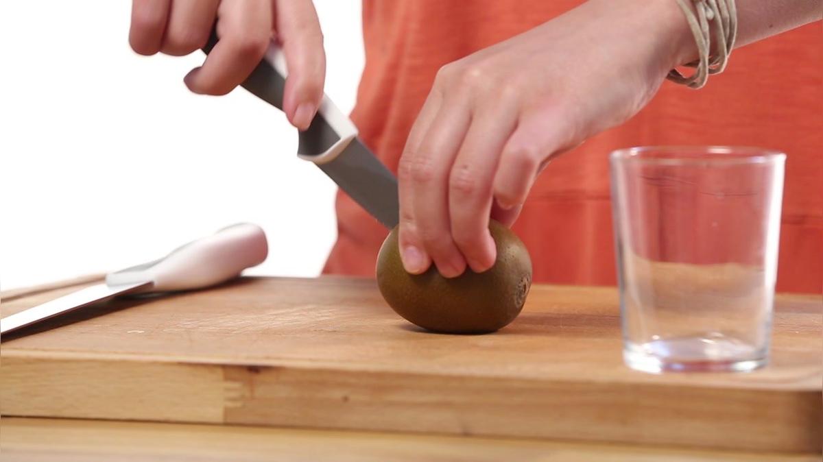 Mit diesem Hack schälst du Avocado, Mango und Kiwi in 5 Sekunden