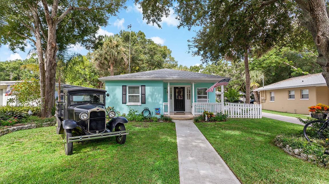 302 Banana St., Tarpon Springs, FL 34689