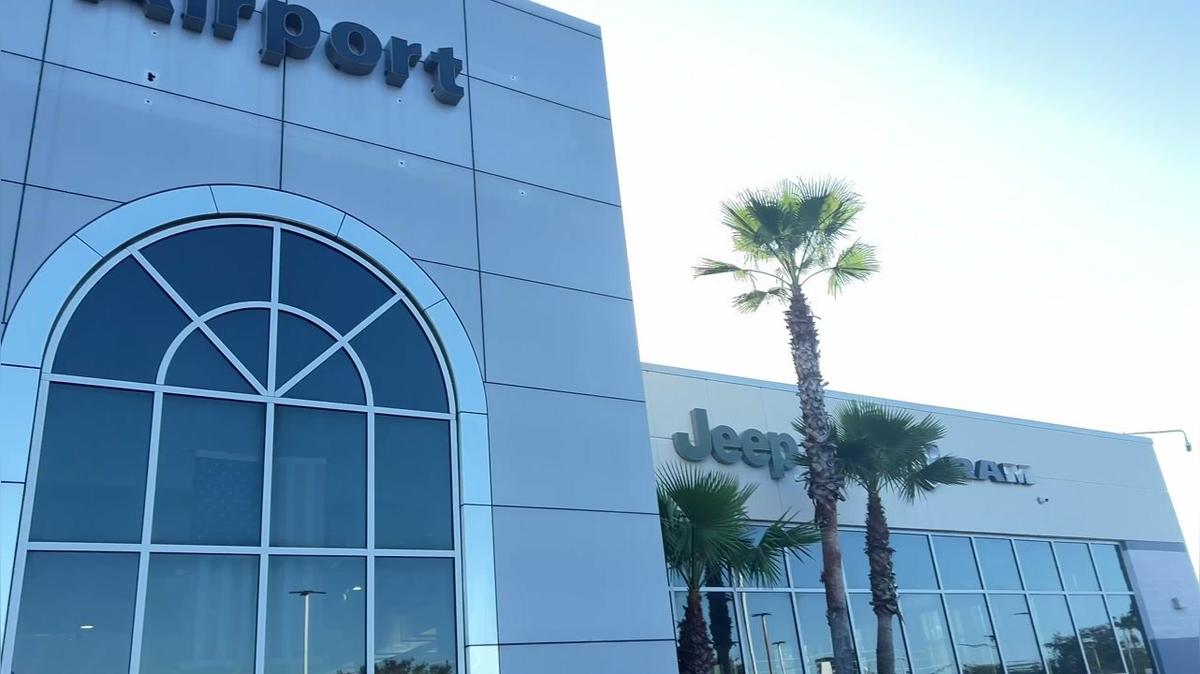 Chris's Grand Cherokee lot video by Walter/ Airport CDJ 407-541-6200