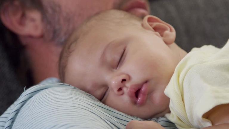 Vater warnt lasst eure Kinder nicht auf eurer Brust einschlafen