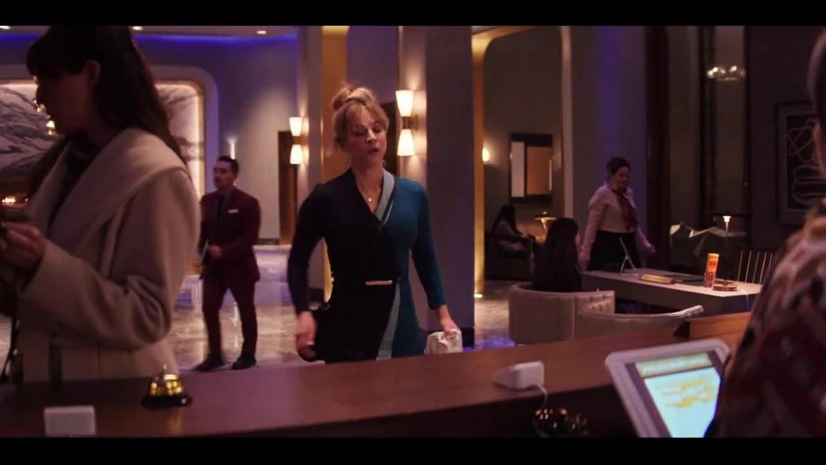 Square- The Flight Attendant- S2 E1-3.mp4