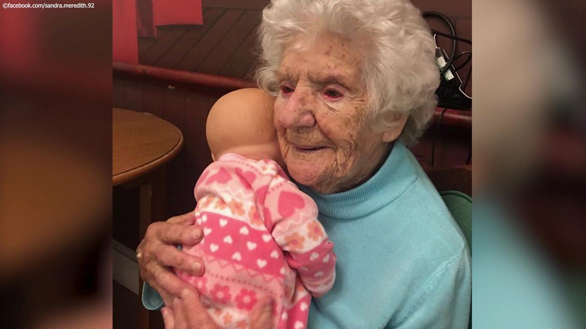Oma singt ihren Puppen Lieder vor - Die Geschichte dahinter ist herzergreifend