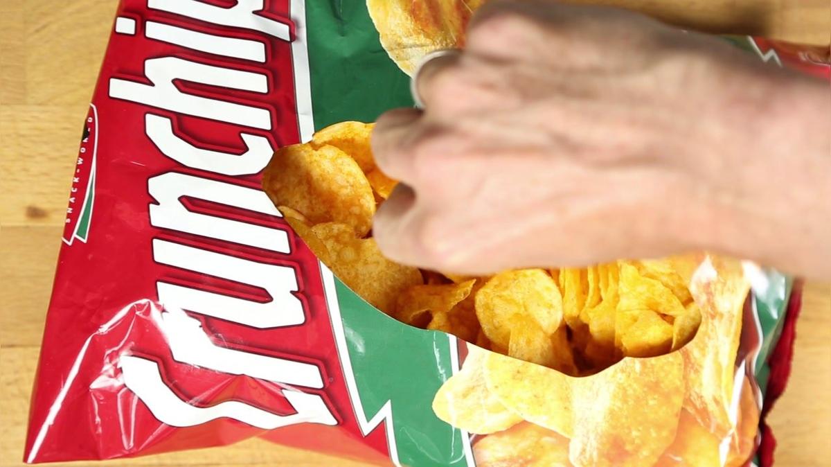 Kitchen-Hack: So bastelst du dir eine Schale aus einer Chipstüte