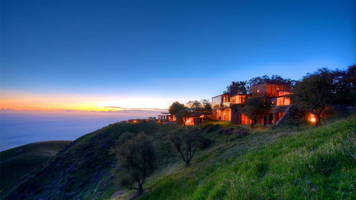 Beautiful Estate in Big Sur, California Overlooking the Pacific Ocean