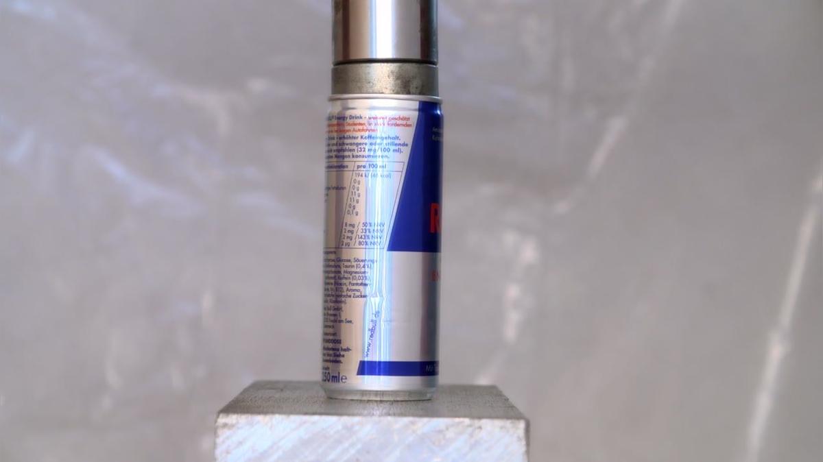 Hydraulikpresse vs. leere Red Bull Dose