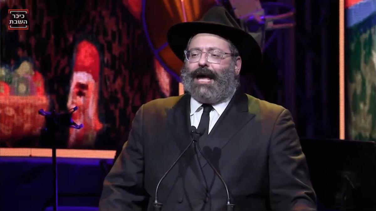 ויעזוב בגדו בידה וינס ויצא החוצה