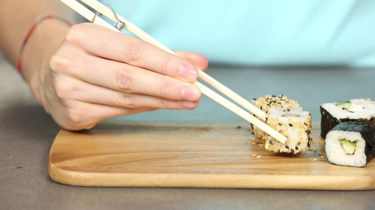 Kitchen-Hack: Mit Stäbchen essen leicht gemacht