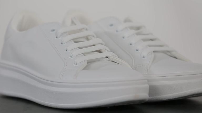 Weiße Sneakers reinigen: die besten Hacks