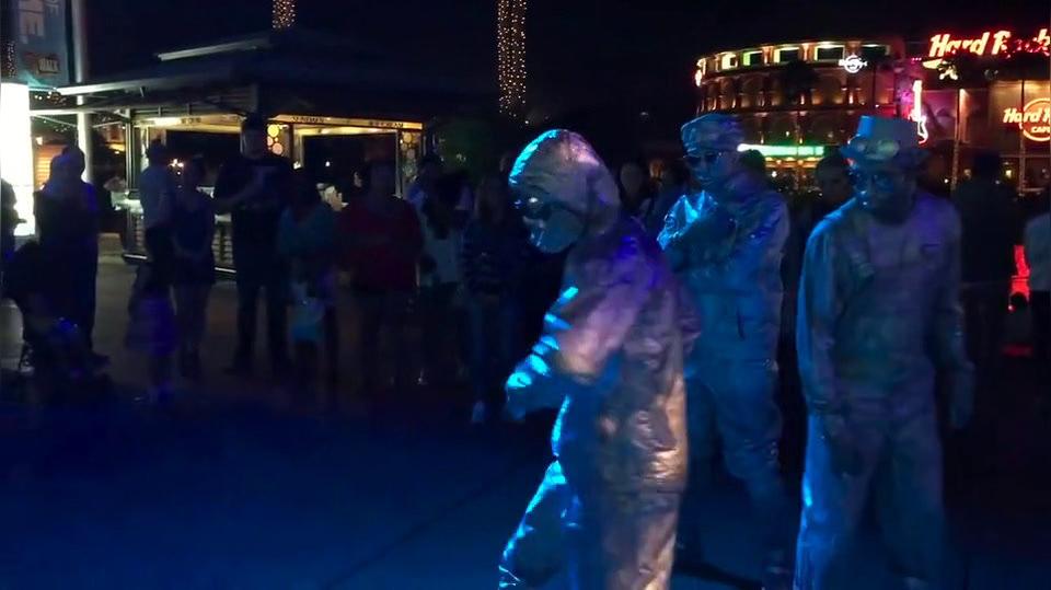 Living Statue Break Dance Show (2).mp4