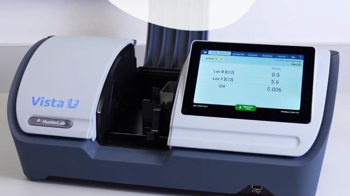 How do you improve liquid color measurement accuracy?