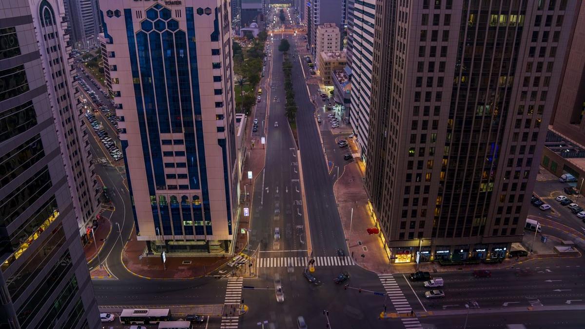 abu dhabi traffic rushing through the night streets-2