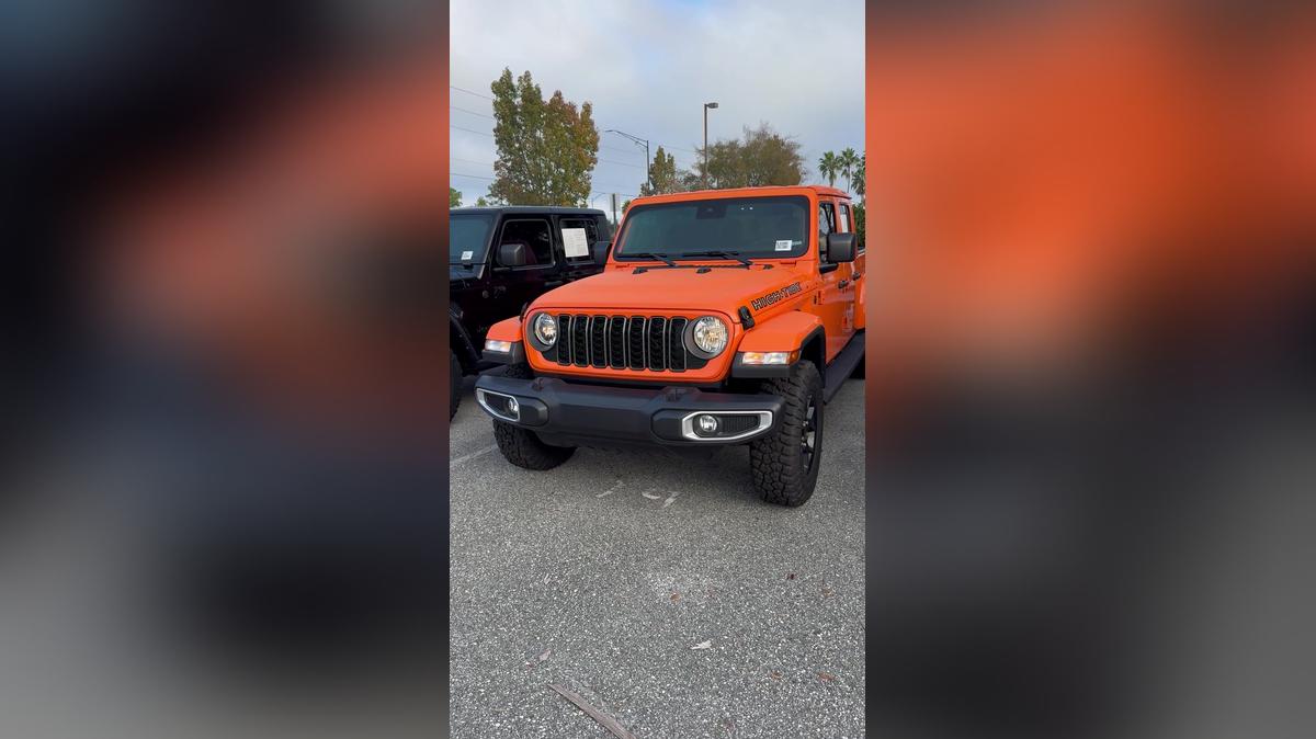 Lynn's video 2025 Gladiator High-Tide by Carla @ Airport CDJR