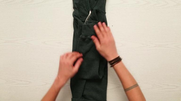 Hoodies clever falten - So einfach ist es!