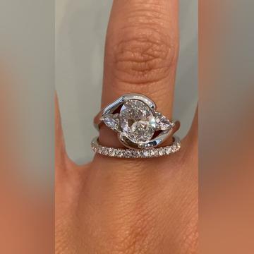 Vandis-1.50ctOval-Platinum-Bella2mm