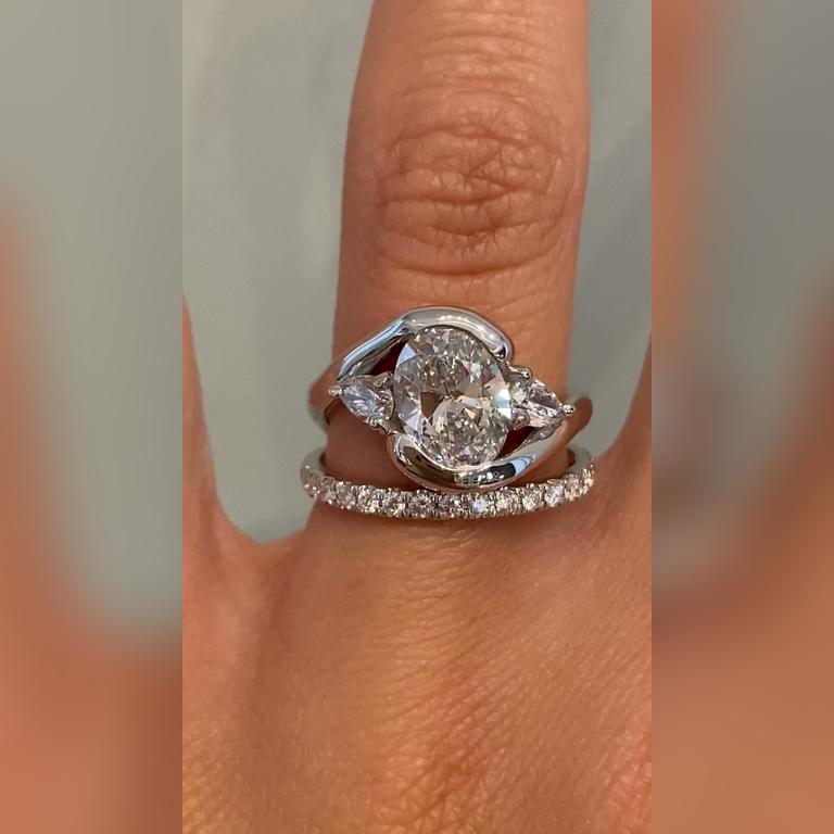 Vandis-1.50ctOval-Platinum-Bella2mm