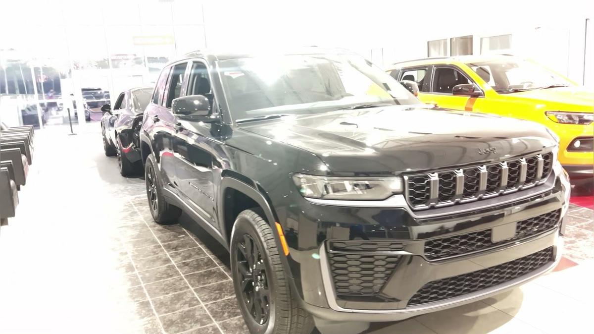 Jason's 2026 G. Cherokee Laredo Altitude X video by Walter/ Airport CDJ 407-541-6200