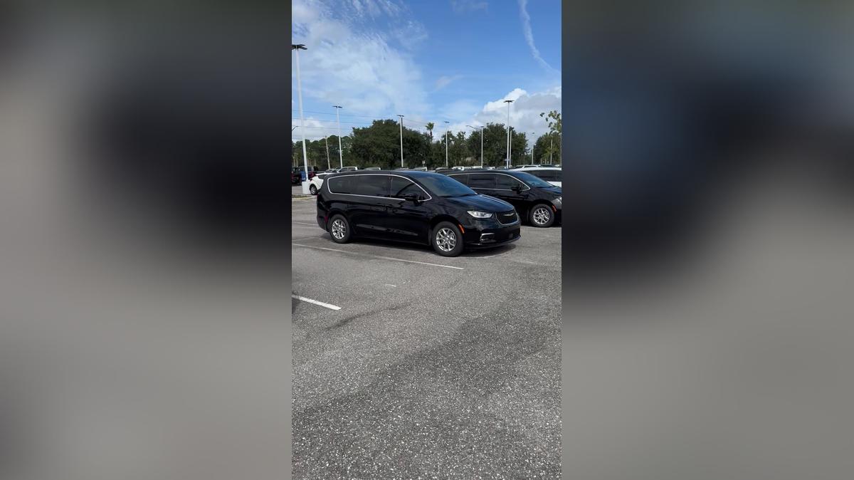 Francis video 2025 Chrysler Pacifica Select by Carla @ Airport CDJR