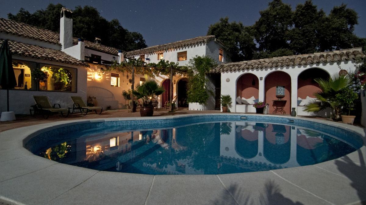 Flashy Contemporary with Pool - 111 Money Circle
