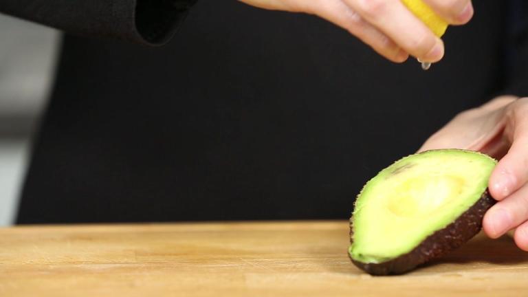 Avocadohälften länger haltbar machen
