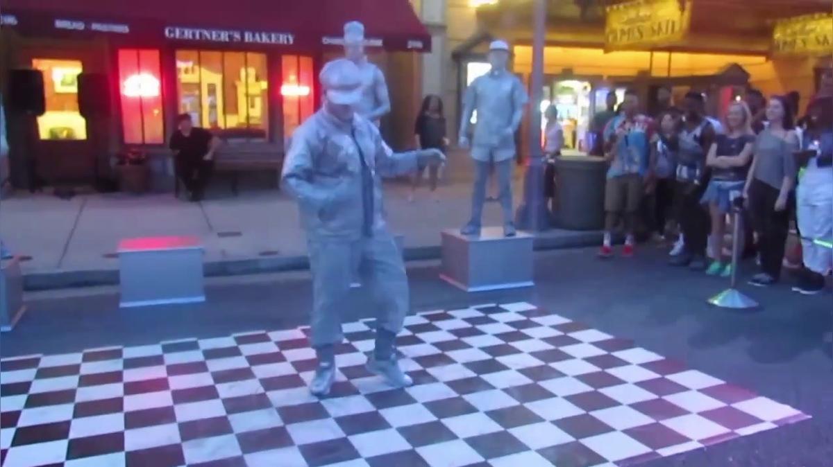 Living Statue Break Dance Show.mp4