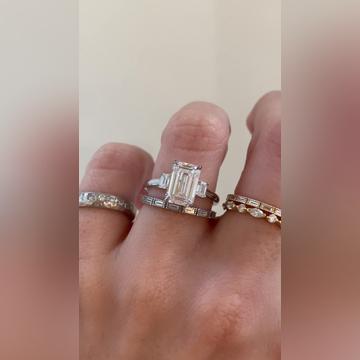 Rebecca-2.5ctEmerald-Plat-Iva2.1mm