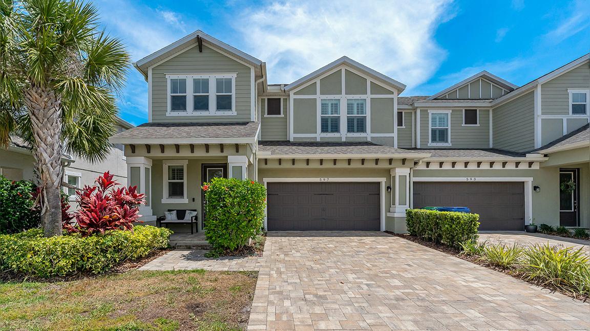597 Ozona Village Dr, Palm Harbor, FL 34683
