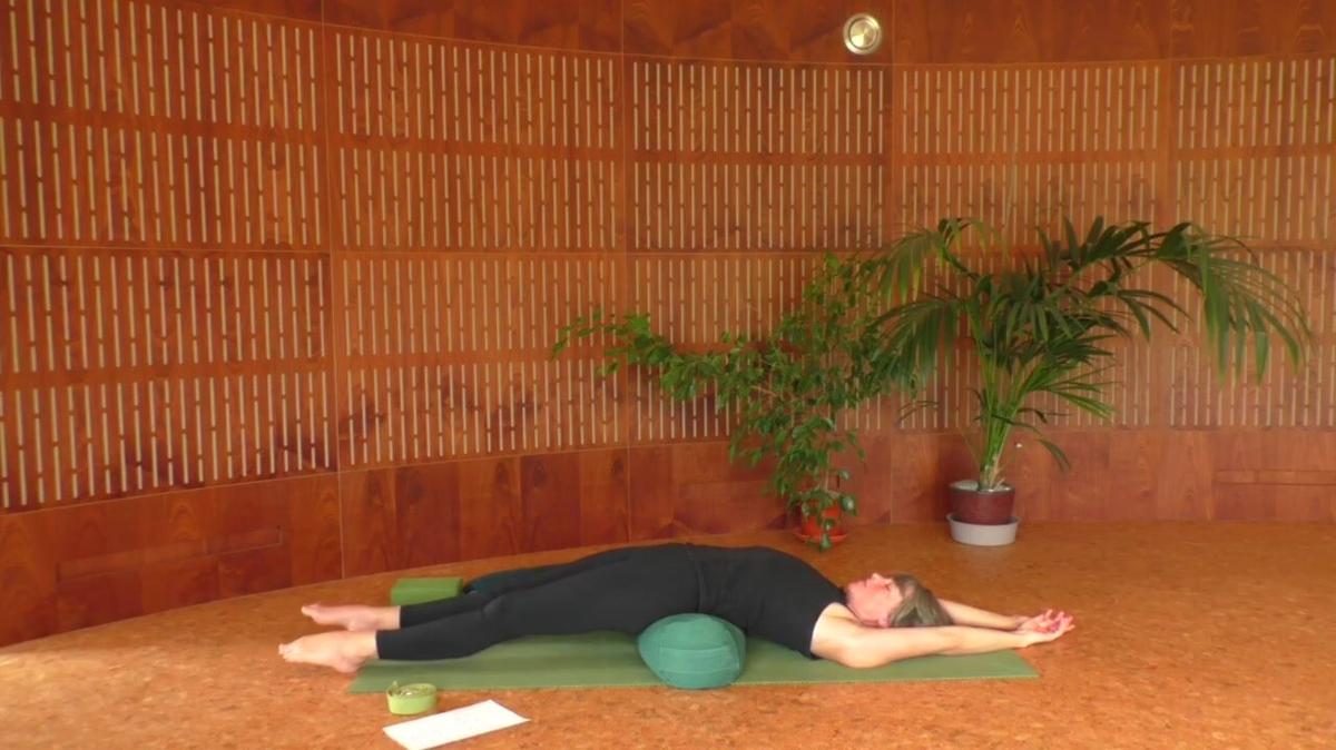 Surrender into the hips (Swaha)